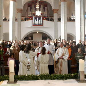Volle Kirche bei der Festmesse
