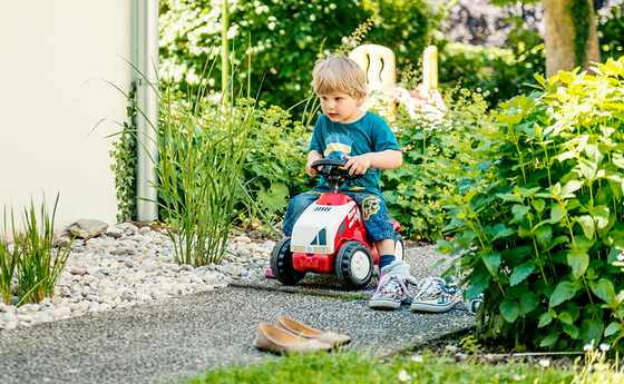 Kinder im Garten Haus der Frau