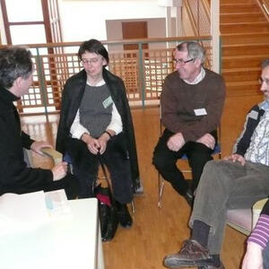 Angeregtes Gespräch in der Arbeitsgruppe