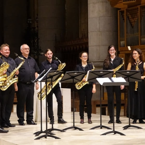 Wolfgang Kreuzhuber und Gerhard Raab inmitten des Saxophonensembles der Anton Bruckner Privatuniversität