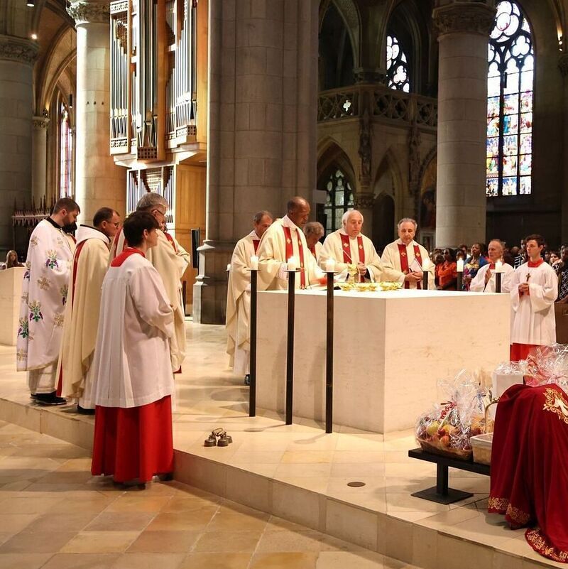 Martin Füreder, Leiter des Fachbereichs Priester und Diakone in Pfarren, und Ernest Szabó als Leiter der Fremdsprachigen Seelsorge feierten mit hunderten Gläubigen einen Festgottesdienst im Linzer Mariendom.