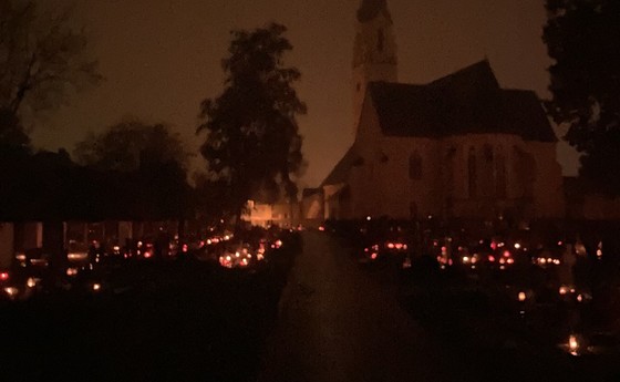 Alkovener Friedhof in der Nacht mit vielen Kerzen
