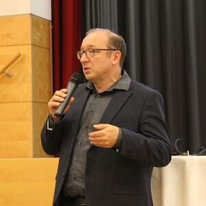 Christoph Lauermann, Ordinariatskanzler der Diözese Linz und Leiter der Stabsstelle Pfarrstruktur, gab grundlegende Informationen zur Struktur der zukünftigen Pfarre und beantwortete Fragen der Anwesenden.