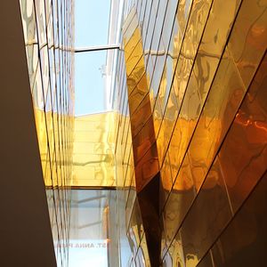 Licht und Gold schenken Hoffnung in dunklen Stunden