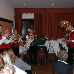 Die Musikergruppe umrahmt die Festfeier