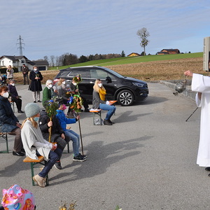Pfarre Franking, vor der Mehrzweckhalle 