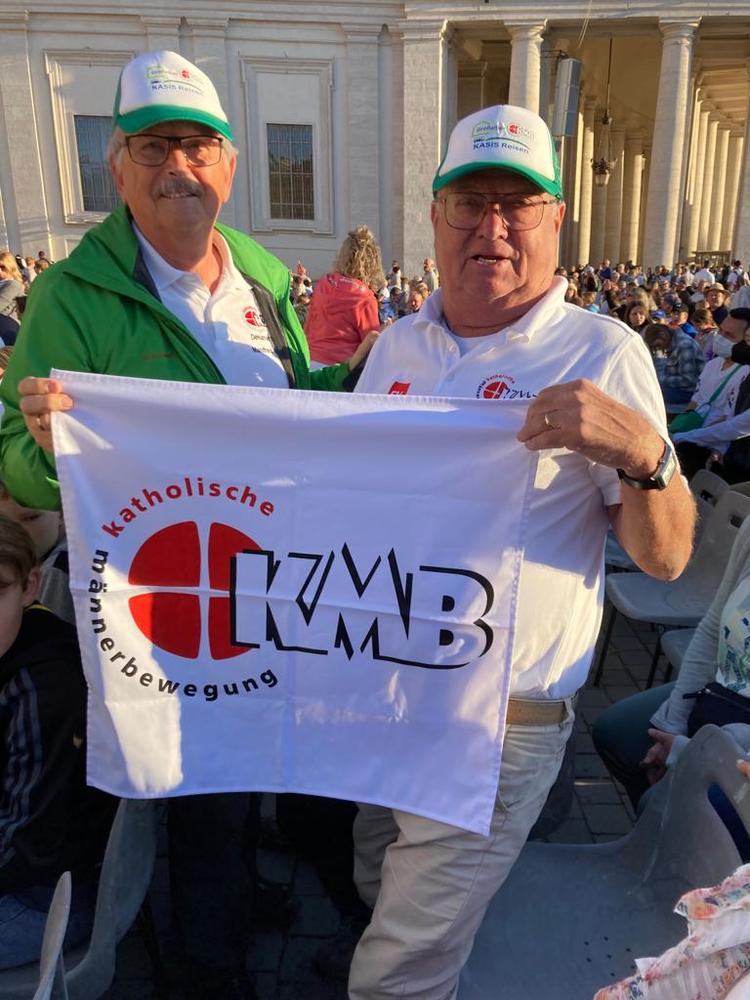 Manfred Indrich und Anton Leitner mit der KMB Fahne bei der Reise nach Rom und Assisi