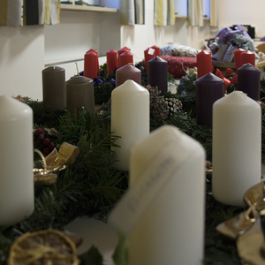 Adventkranzsegnung und Braunauer Adventcafé