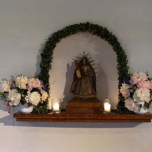 Maiandacht bei der Hipfkapelle ... wegen Verdachts auf Regen in der Ernstinger Kapelle                                                            