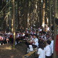 Vereinigte Musikkapellen bei der Bergmesse auf derm Krailberg im Bezirk Wels Land.