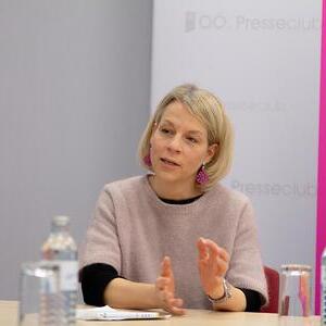 Mag.a Barbara Lanzerstorfer-Holzner, Referentin TelefonSeelsorge OÖ - Notruf 142