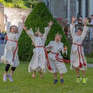 Rund 1.000 Ministrant*innen aus über 90 Pfarrgemeinden Oberösterreichs kamen am Samstag, 14. Juni, in das Stift St. Florian, wo der große Ministrant*innen-Tag der Diözese Linz stattfand. Veranstaltet vom Team Kinder | Katholische Jungschar, verwandel