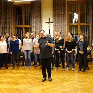 Martin Kaltenbrunner mit dem Chor des Konservatoriums für Kirchenmusik der Diözese Linz