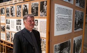 Bischof Manfred Scheuer bei der Ausstellung