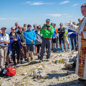 Zum 70-jährigen Bestehen des Gipfelkreuzes auf dem Warscheneck feierte Bischof Manfred Scheuer am 7. August 2021 bei wunderbarem Bergwetter die Gipfelmesse.