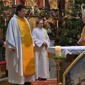 Bischof Manfred Scheuer übertrug Pfarrer P. Franz Ackerl, Pastoralvorständin Maria Pesendorfer und Verwaltungsvorstand Markus Johannes Hager ihre Ämter.