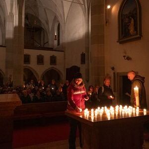 Die Botschaft der Kerzen auf dem Altar: Wenn jede und jeder einen Beitrag leistet, und sei er noch so klein, kann gemeinsam etwas Großes und Schönes entstehen.