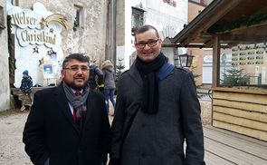 Lic. Murat Baser (l.) und Dr. Stefan Schlager (r.) beim schon traditionellen Besuch der Welser Weihnachtswelt.   