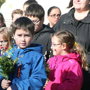 Palmweihe vor der Kirche