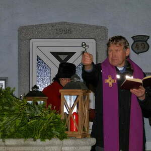 Segnung des Adventkranzes am Brunnen