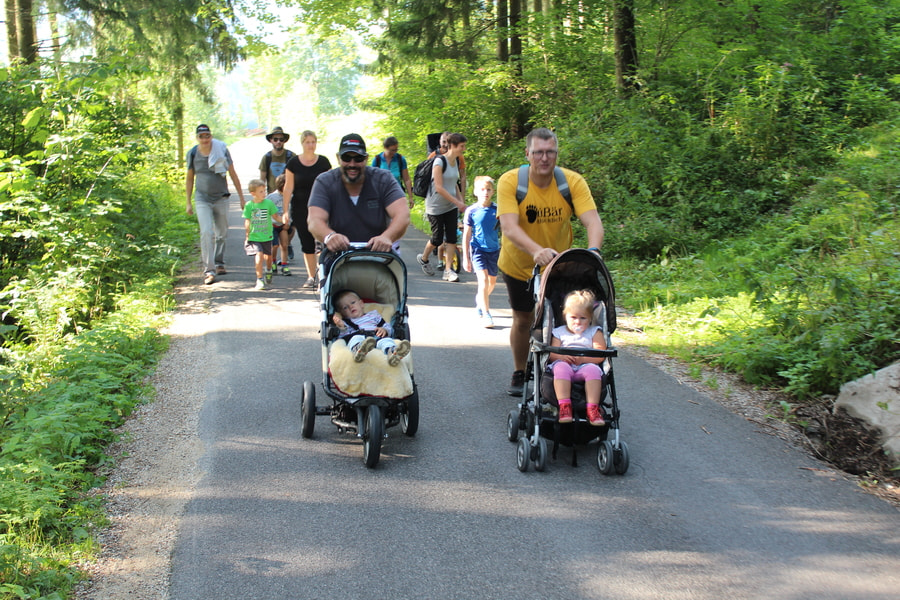 Spaziergang von Vätern mit Kinderwagen 