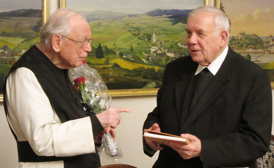 P. DDr. Gerhard Winkler (l.) und Bischof em. Dr. Maximilian Aichern bei der Buchpräsentation.