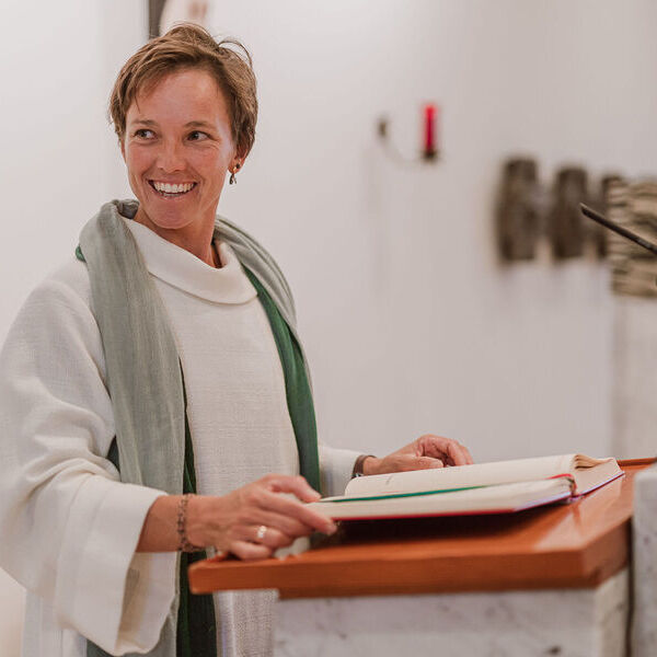 Margot Brucker, Krankenhaus-Seelsorgerin im Klinikum Grieskirchen, feiert den Gottesdienst.