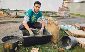 Jugendliche schaffen Orte des Gedenkens am St. Barbara Friedhof