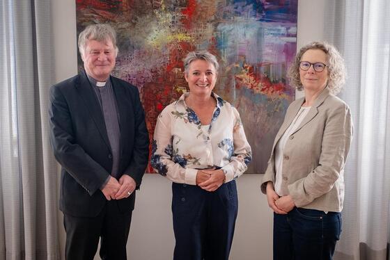 Bischof Manfred Scheuer mit Umweltsprecherin Andrea Steinegger und Lucia Göbesberger, Leiterin des Fachbereichs Gesellschaft und Soziales