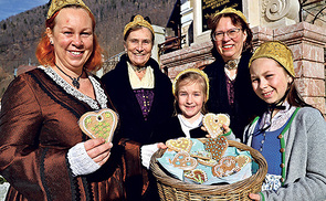 Die Goldhaubenfrauen Ebensee bereiten den Liebstattsonntag vor. Mehr über die Goldhaubenfrauen im Gespräch mit Landesobfrau Martina Pühringer.