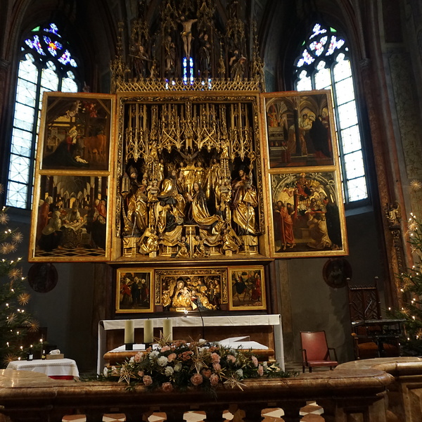Michael-Pacher-Altar, Christbäume mit Strohsternen geschmückt