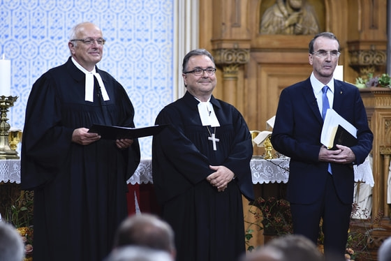 Altbischof Michael Bünker, Bischof Michael Chalupka und Synodenpräsident Peter Krömer (v.l.) unmittelbar nach der Amtseinführung. 