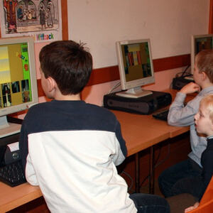 Kinder bei der Buchaustellung