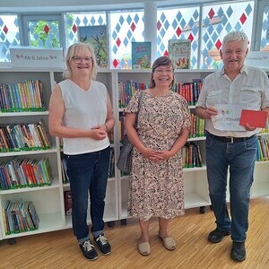 Christine und Hans Mair freuen sich über den Gutschein der Bibliotheksfachstelle