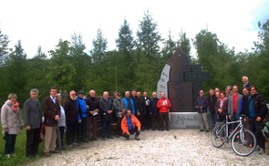 Baumsegnung (v.l.n.r) Simon Sigl (Bürgermeister von St. Radegund), Pfr. Andreas Jakober (Geistlicher Assistent der KMBÖ), Helmut Dachs (KMBÖ-Stv.Obmann),Johann Niederreiter (Diakon von St. Radegund), P. Markus Pucher (Geistlicher Assistent der KMB-Li