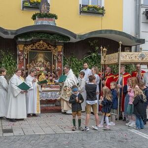Bei einer Fronleichnamsprozession wird in einer Monstranz der Leib Christi durch die Straßen getragen.