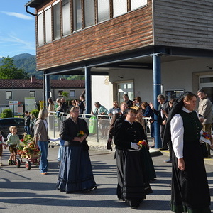 Die Trachtengruppe beim Festeinzug in die Kirche