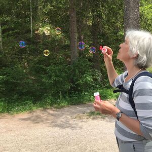 Frau mit Seifenblasen