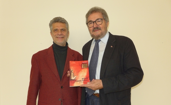 Verleger DDr. Helmut Wagner und „Häfenpfarrer“ Hans Gruber mit dem neu erschienenen Buch. 