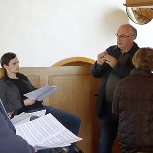 Wolfgang Kreuzhuber mit Teilnehmerinnen und Teilnehmern beim Ökumenischen Orgelseminar in Rutzenmoos