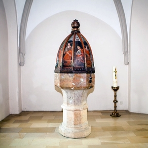 Taufstein mit Kuppel