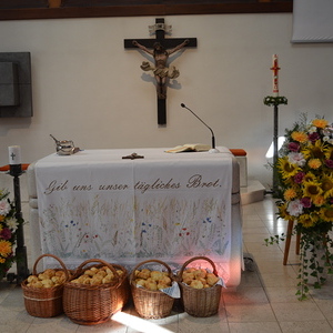 Der Altar mit den gebackenen Brötchen der Trachtengruppe