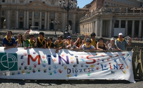 Begeisterte MinistrantInnen auf dem Petersplatz in Rom