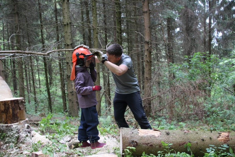 Wir bauen eine Waldkugelbahn / KMB / Hannes Hofer Arbeiten mit der Motorsäge