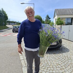 Franz, Organisator und Liturgie-Team-Verantwortlicher, kümmerte sich auch selbst um einen Altar.