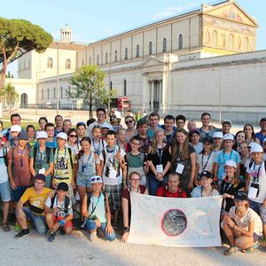 Ministrant*innen-Romwallfahrt 2018 - eine Reisegruppe nach dem Österreich-Fest in St. Paul vor den Mauern