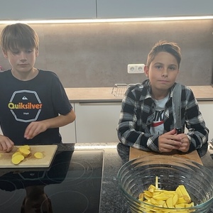 Unterstufen-Kids beim Pommes-Herstellen
