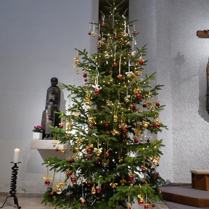 Weihnachtlich geschmückte Kirche in Kleinmünchen