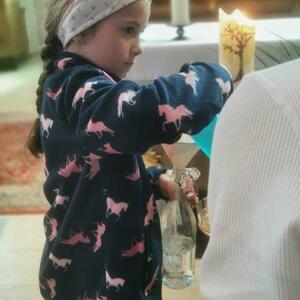Teresa darf die Flasche mit dem geweihten Wasser wieder füllen.