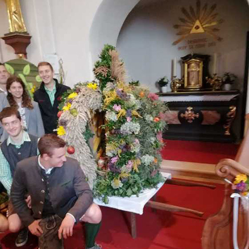 Die Landjugend mit der Erntekrone